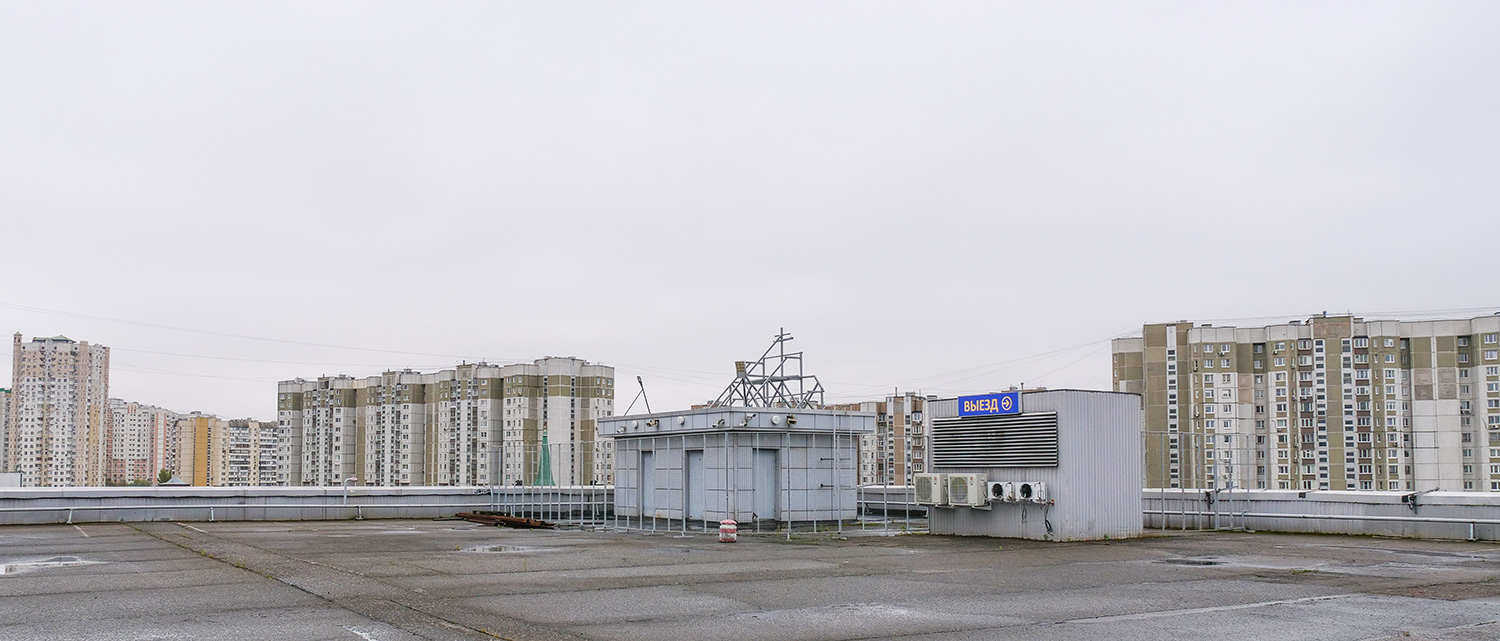 На крыше установлены 2 пункта систем кондиционирования и вентиляции для подачи в ТРЦ